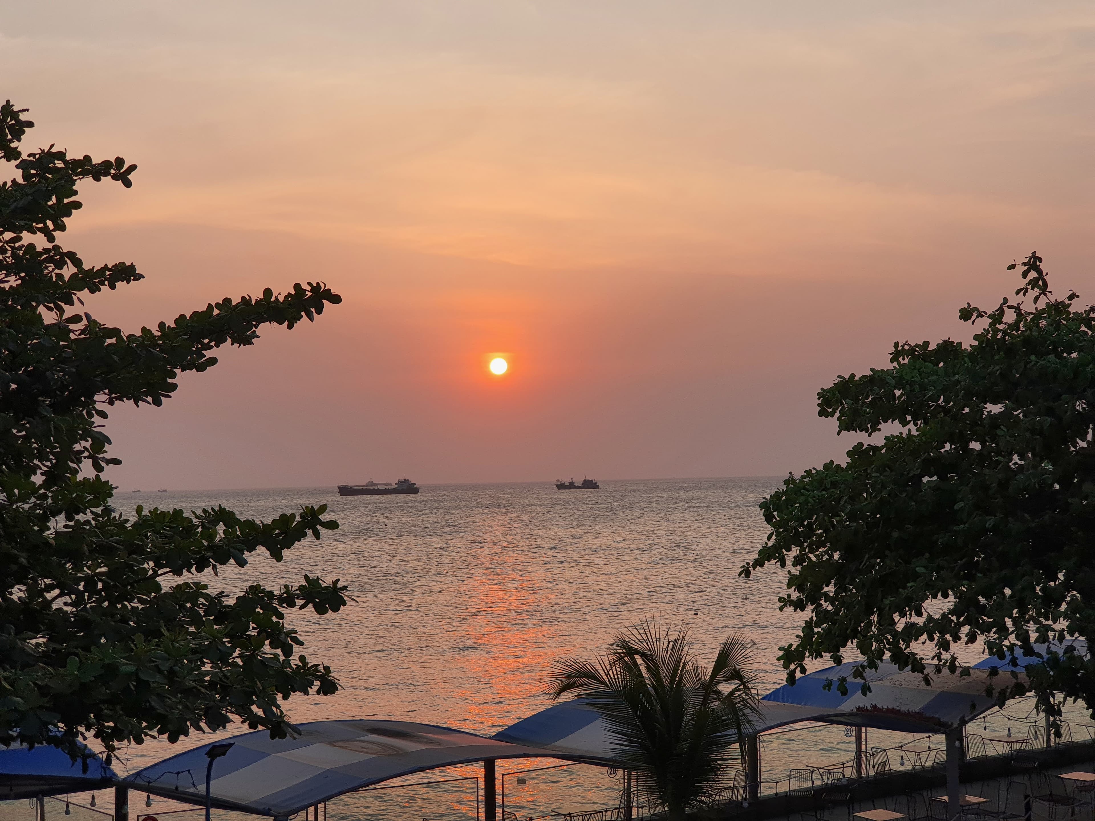 Hoàng hôn ven biển